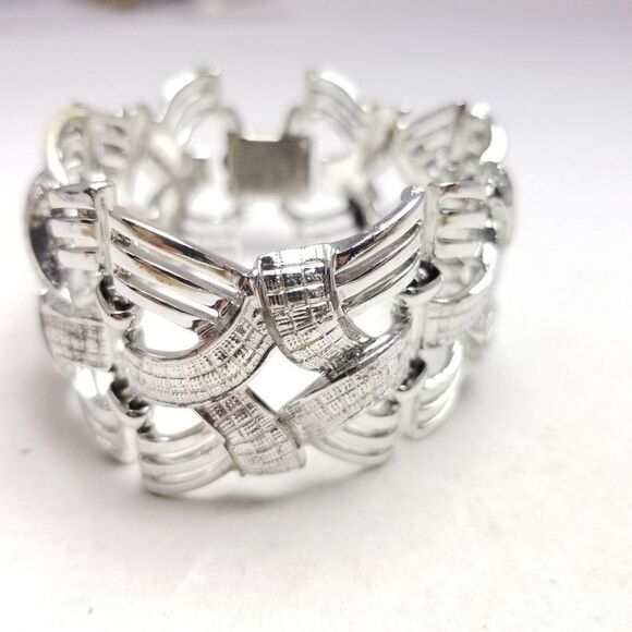 Vintage Coro Wide Panel Silver Tone Bangle Bracelet, Chunky Statement Design - Picture 5 of 6